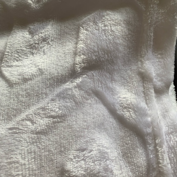Elle Decor Embossed Throw blanket white NWT - Picture 3 of 9